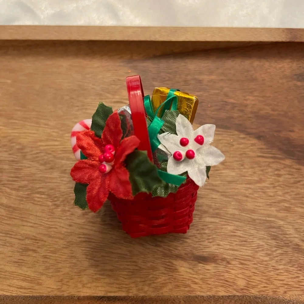 Avon Christmas Brooch Straw Basket Poinsettia Flowers‎ Presents Vintage Festive